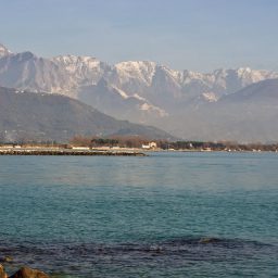 Le Apuane viste da Bocca di Magra